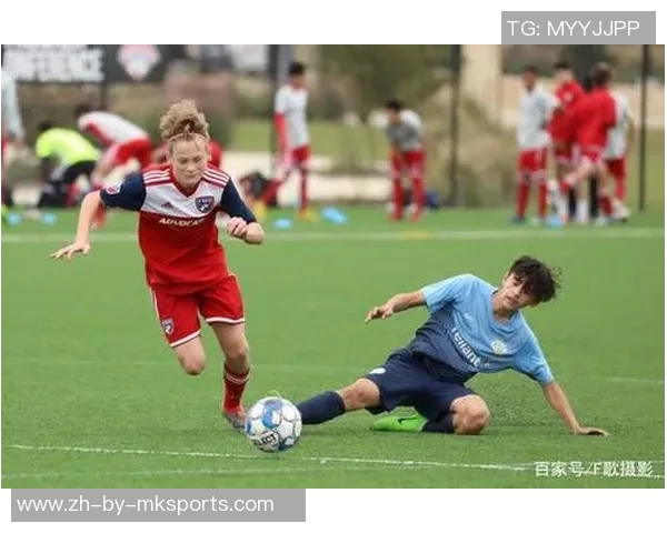 《足球巨星的传奇人生与赛场风云：从少年到冠军的成长故事》